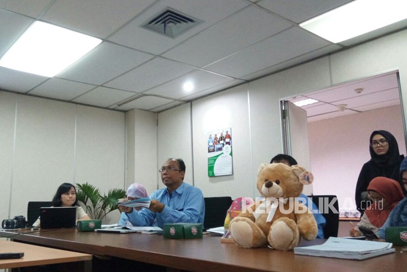 Kepala Pusat Sistem Penerapan Standar Badan Standarisasi Nasional (BSN) Wahyu Purbowasito (tengah) memaparkan penetapan Standar Nasional Indonesia (SNI) Mainan Anak untuk 14 tahun ke bawah di ruang rapat BSN, Gedung I BPPT, Thamrin, Rabu (24/1).