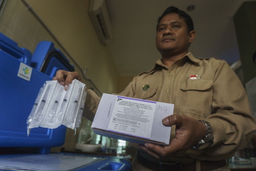 Kepala Puskesmas Mergangsan Abdul Latief menunjukkan vaksin campak dan rubella (MR) di Puskesmas Mergangsan, DI Yogyakarta, Senin (31/7). 