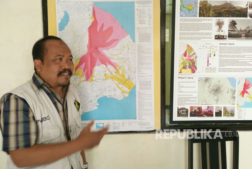 Kepala PVMBG, Balai Geologi Kementerian ESDM Pos Pantau Gunung Agung, Kasbani menjelaskan situasi terkini aktivitas Gunung Agung, Selasa (3/10).