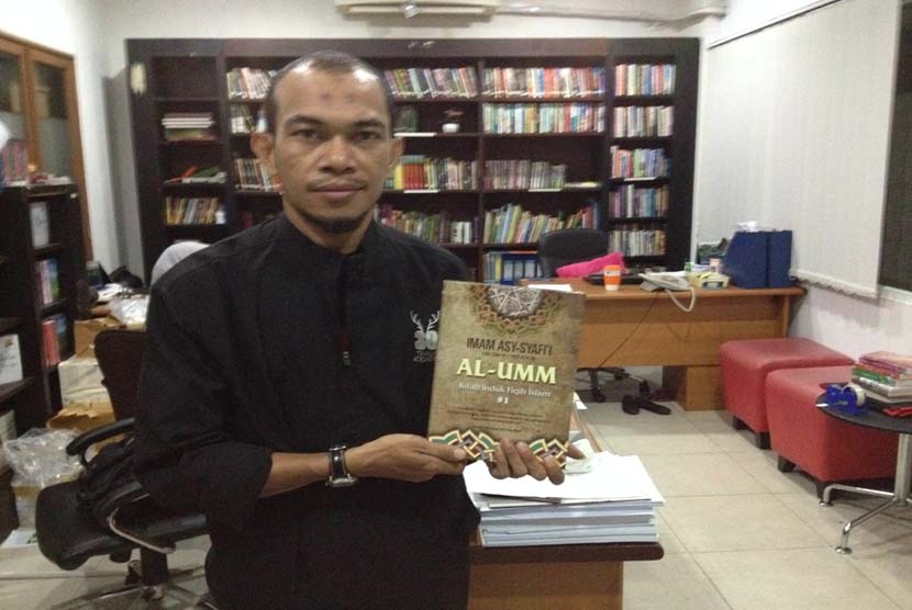 Kepala Redaksi Republika Penerbit, Syahruddin El-Fikri menunjukkan Kitab Al-Umm karya Imam Syafi'i.