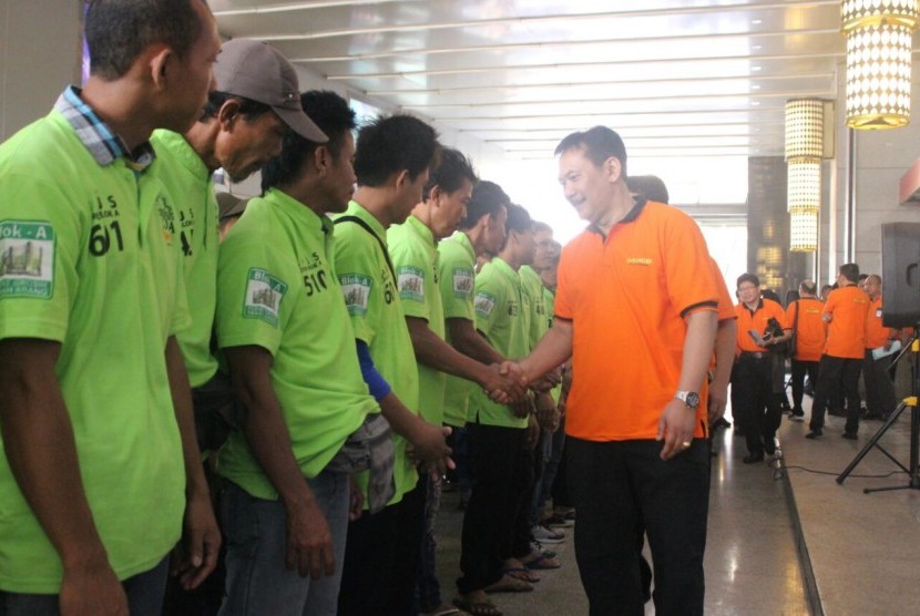 Kepala Regional 4 Jakarta, Pupung Purnama melakukan kick off Sentra Layanan Pos Tanah Abang (SLTA) yang terletak di Blok B Lantai 8 pusat garment Pasar Tanah Abang, Jakarta Pusat, Jumat (20/4).