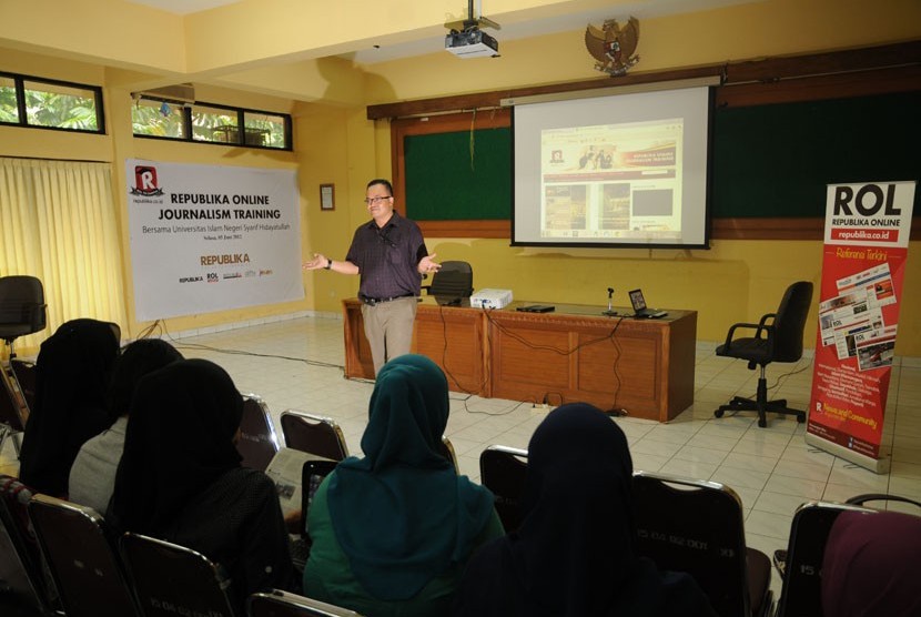    Kepala Republika Online, Irwan Ariefyanto membuka acara ROL to Campus di UIN Syarif Hidayatullah, Jakarta, Selasa (5/6).