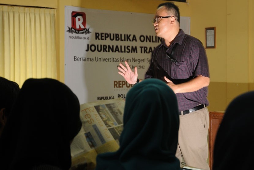    Kepala Republika Online, Irwan Ariefyanto membuka acara ROL to Campus di UIN Syarif Hidayatullah, Jakarta, Selasa (5/6).