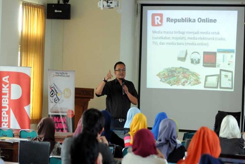   Kepala Republika Online, Irwan Ariefyanto saat menyampaikan materi Republika Online Journalism Traning di Kampus UIN Sunan Gunung Djati, Bandung, Jumat (19/10). 
