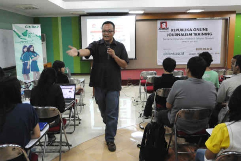 Kepala Republika Online, M. Irwan Ariefyanto memberikan materi pelatihan jurnalistik di Kampus FE UI , Depok. 