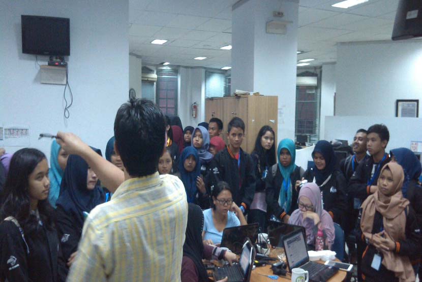Kepala Republika Online, Maman Sudiaman, memberi pengarahan kepada peserta Letter Writing Competition (LWC) 2015 di kantor Harian Republika, Jakarta, Kamis (6/8). 