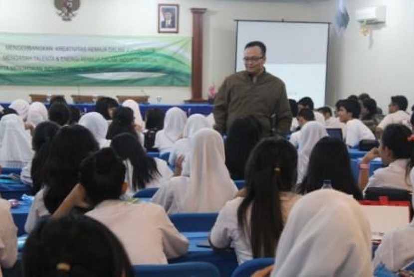 Kepala ROL M. Irwan Ariefyanto saat memberikan materi Jurnalistik dalam acara ROL to School di Bogor, Selasa (22/5).