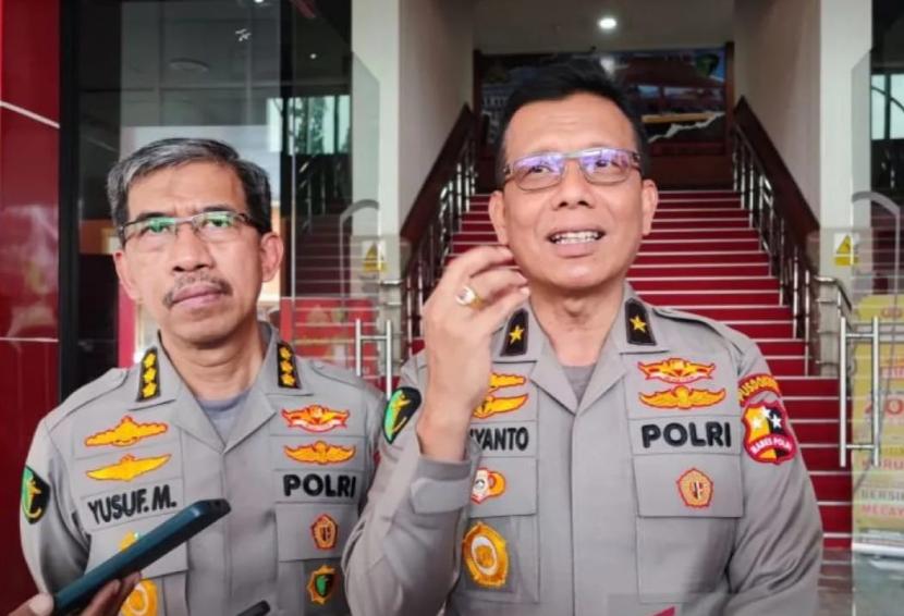 Kepala Rumah Sakit (Karumkit) Polri, Brigadir Jenderal (Brigjen) Hariyanto (kanan).