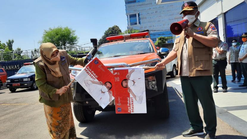 Kepala Satgas Penanganan Covid-19 Ganip Warsito dan Rektor UIN Syarif Hidayatullah Jakarta Amany Lubis meresmikan gerakan mobil masker di lapangan Is Plaza, Jalan Pramuka, Jakarta Timur, Kamis (12/8).