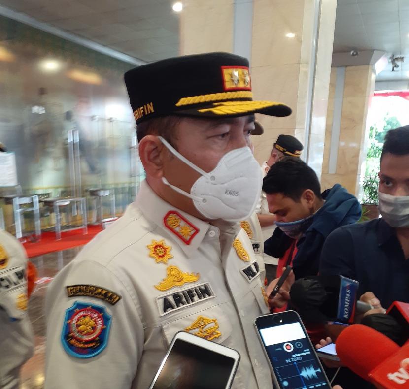 Kepala Satpol PP DKI Jakarta Arifin di Balai Kota DKI baru-baru ini menjatuhkan sanksi teguran tertulis kepada Mall of Indonesia atas kelalaian penerapan prokes pada ajang Animetoku.