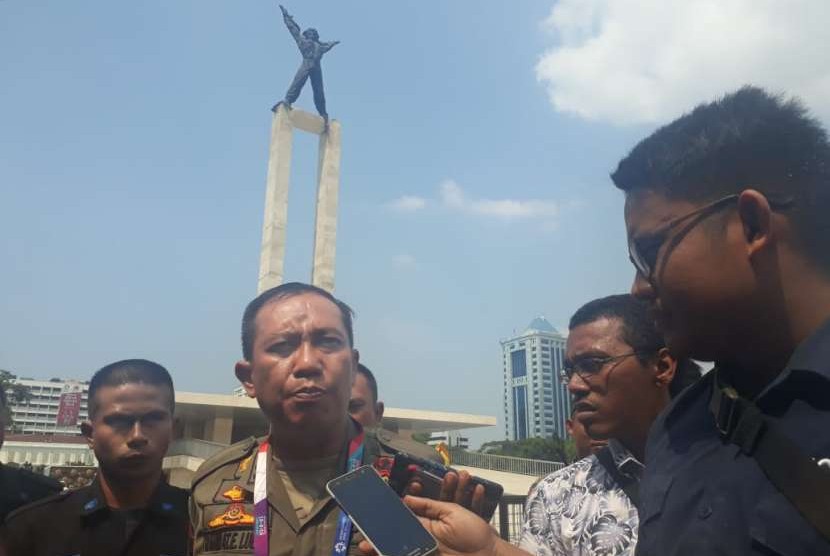 Kepala Satpol PP Jakarta Pusat Rahmat E Lubis memberikan keterangan pers di Lapangan Banteng, Jakarta Pusat, Senin (20/8).