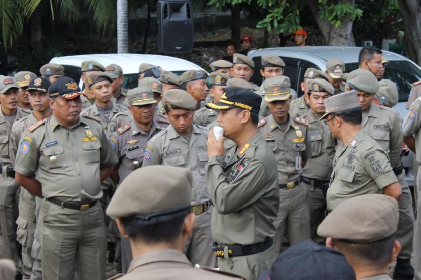  Kepala Satpol PP Jakarta Selatan, Ujang Hermawan (pegang mic).