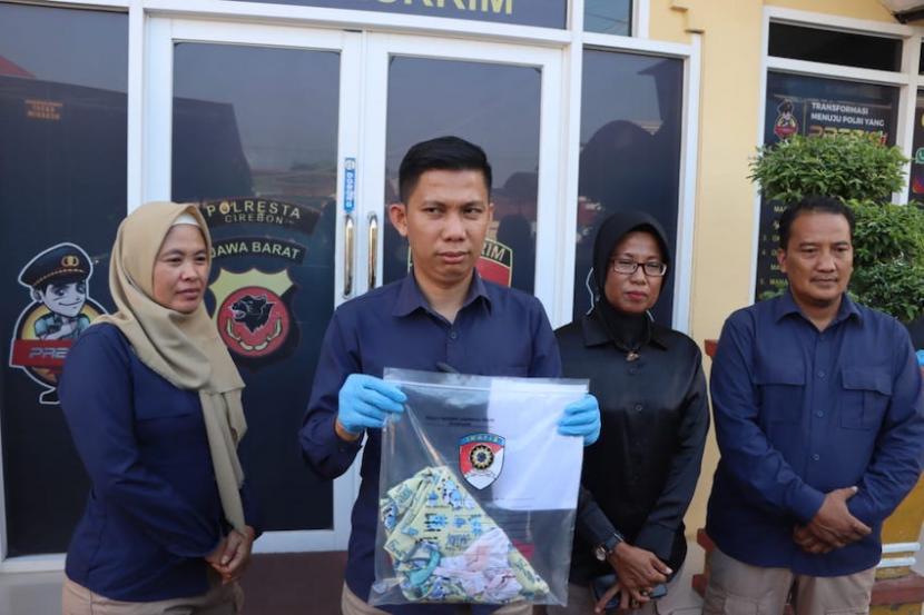 Kepala Satreskrim Polresta Cirebon Kompol Anton menunjukkan barang bukti kasus pencabulan terhadap anak, saat rilis di Markas Polresta Cirebon, Selasa (18/7/2023). 