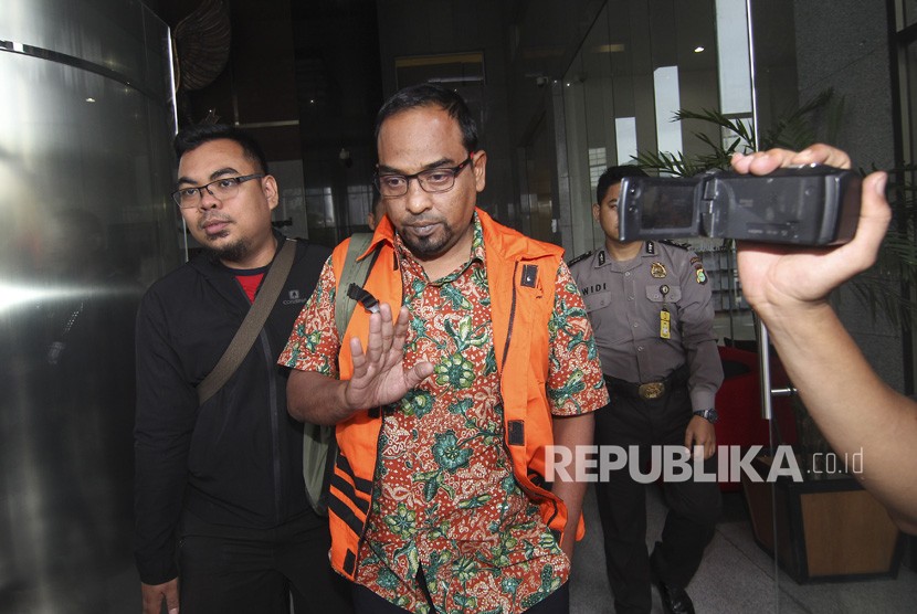 Kepala Satuan Kerja SPAM Darurat Teuku Moch Nazar digiring petugas menuju mobil tahanan seusai menjalani pemeriksaan di gedung KPK, Jakarta, Ahad (30/12/2018).