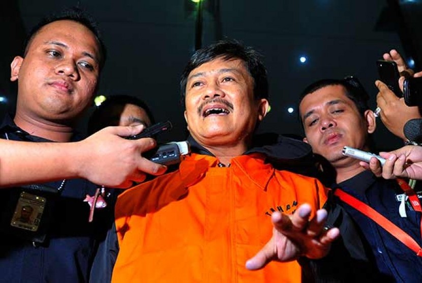 Kepala Satuan Khusus Minyak dan gas (SKK Migas) non aktif Rudi Rubiandini meninggalkan Gedung KPK dengan menggunakan baju tahanan usai menjalani pemeriksaan di Jakarta, Rabu (14/8).