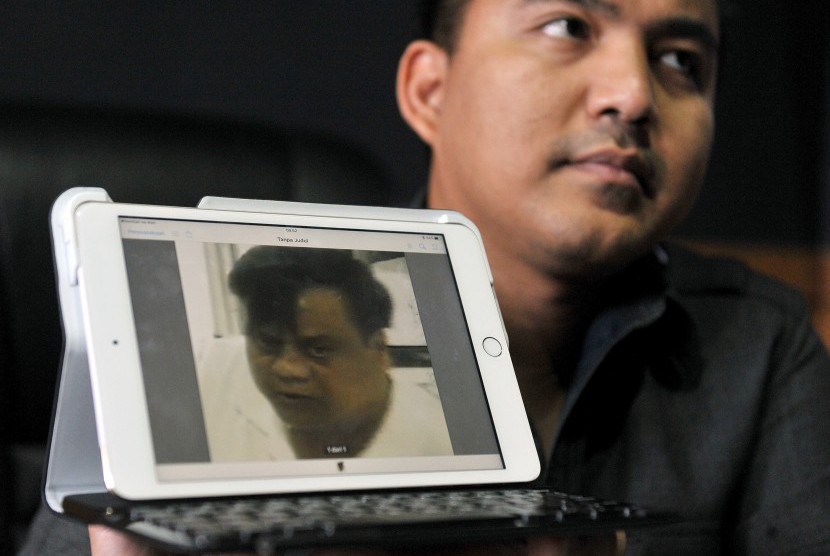 Kepala Satuan Reserse dan Kriminal Polresta Denpasar Kompol Reinhard Nainggolan menunjukkan foto warga India tersangka kasus pembunuhan Kumar Mohan alias Rajendra Sadashiv Nikalje, saat konferensi pers di Mapolresta Denpasar, Selasa (27/10). 