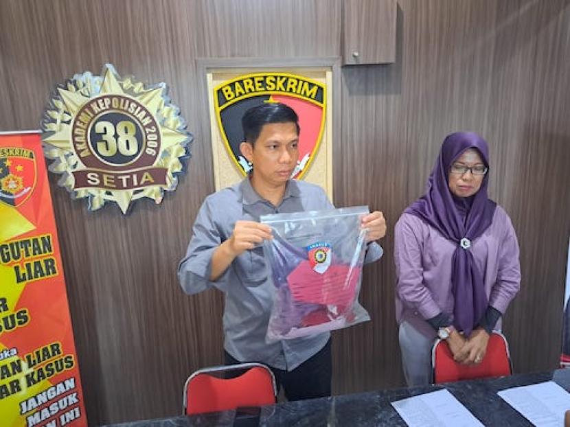  Kepala Satuan Reserse Kriminal (Satreskrim) Polresta Cirebon Kompol Anton menunjukkan barang bukti kasus pencabulan, Kamis (16/2/2023). Polisi sudah menangkap tersangka, yang diduga mencabuli adik iparnya yang berusia sembilan tahun. 