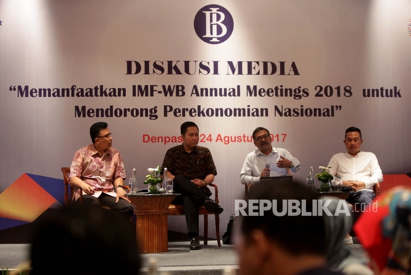 Kepala Satuan Tugas Bank Indonesia untuk pertemuan Tahunan IMF-Bank Dunia 2018 Peter Jacobs, bersama Pengamat Ekonomi Joshua Pardede, Direktur Eksekutif International NGO Forum on Indonesian Development (INFID) Sugeng Bahagijo, dan Ketua Gabungan Industri PariwisataIndonesia (GIPI) Bali Ida Bagus Agung Partha Adnyana (dari kiri) berbincang bersama usai diskusi media bertajuk 