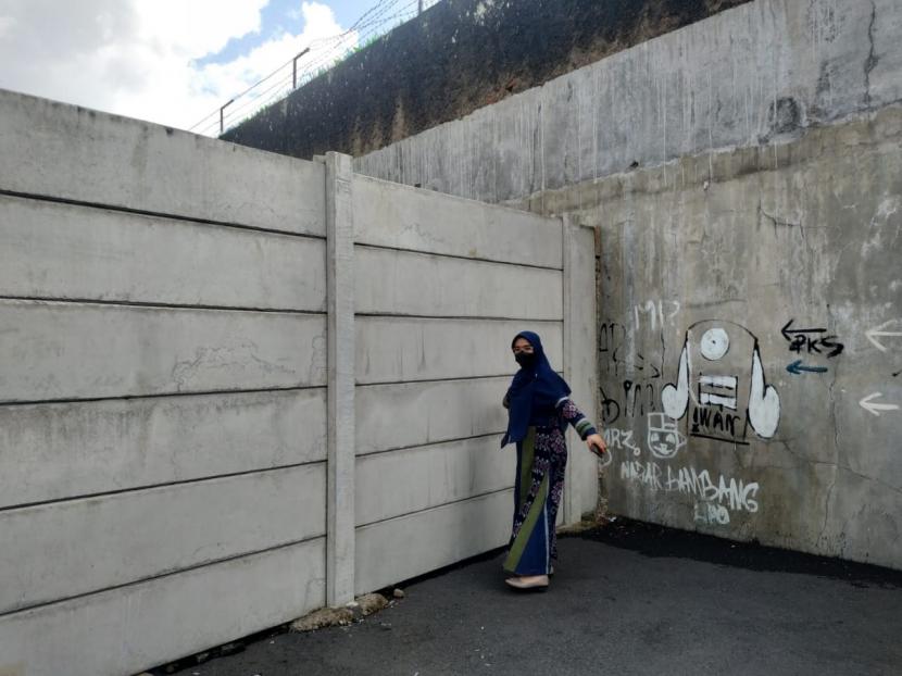 Kepala SDN 2 Tugu Kecamatan Cihideung, Kota Tasikmalaya, menunjukkan akses jalan siswa yang ditutup tembok beton, Kamis (2/9). 