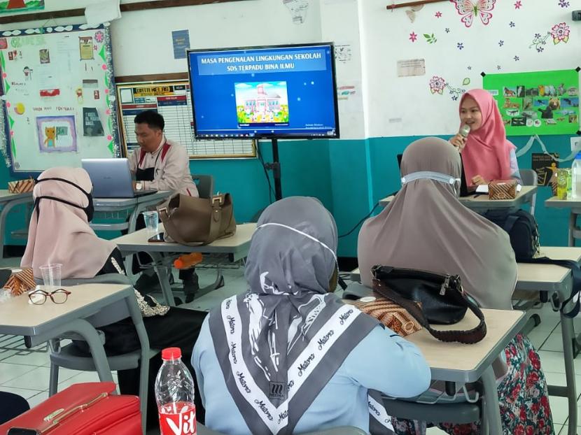 Kepala Sekolah dan guru-guru SDT Bina Ilmu, Parung melakukan persiapan untuk kegiatan Masa Pengenalan Lingkungan Sekolah (MPLS) tahun ajaran 2020-2021.