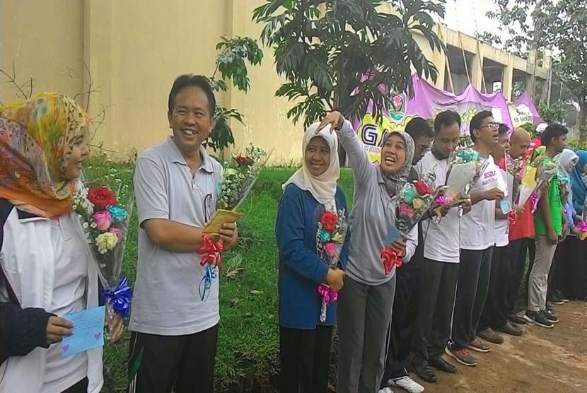 Kepala sekolah dan guru SMP Bosowa Bina Insani Bogor sumringah menerima hadiah bunga dari para siswa pada Hari Guru, Rabu (25/11).