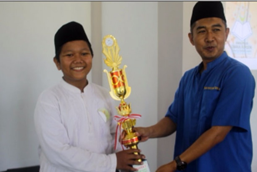 Kepala Sekolah Efa Nasrifa, S.Pd  Sedang memberikan hadiah pada pemenang.