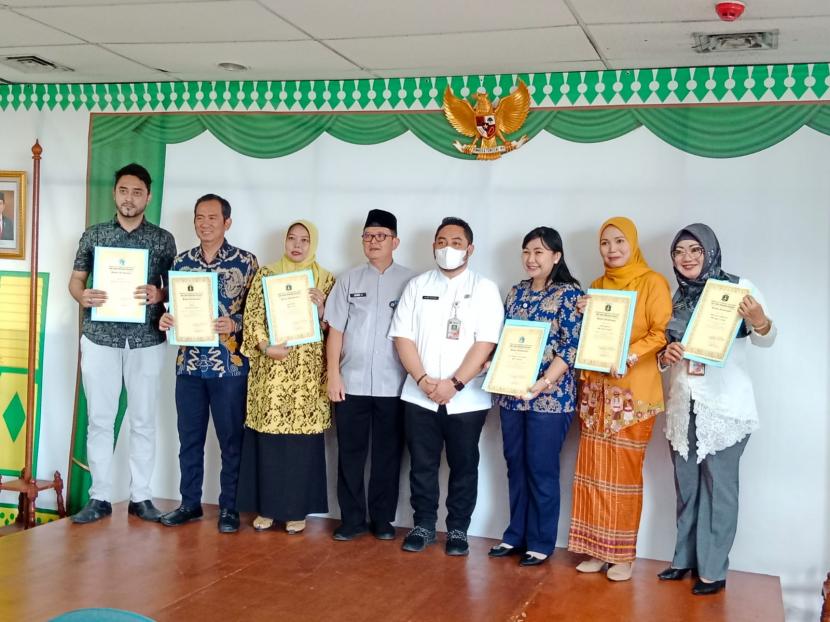 Kepala sekolah inspiratif yang mendapatkan penghargaan dari Sudin Pendidikan Wilayah II Jakarta Selatan.