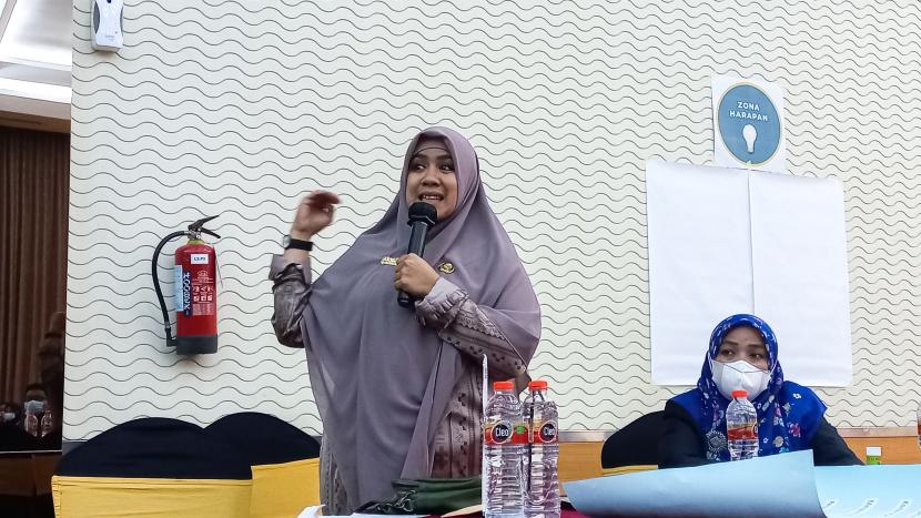 Kepala Sekolah Menengah Kejuruan (SMK) Negeri I Sumatera Barat, Lilis Suryani, saat mengikuti Workshop Penguatan Ekosistem SMK Melalui GSM Bagi SMK-PK Batch 5 Tahun 2021 di Magelang, Selasa (2/11) lalu.