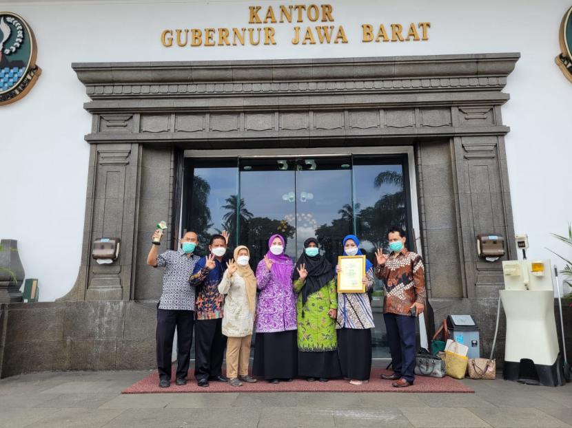 Kepala Sekolah MTsN Negeri 1 Bogor bersama rombongan saat menerima Anugerah Sekolah Adiwiyata tingkat provinsi dari Gubernur Jawa Barat, Selasa (23/11).