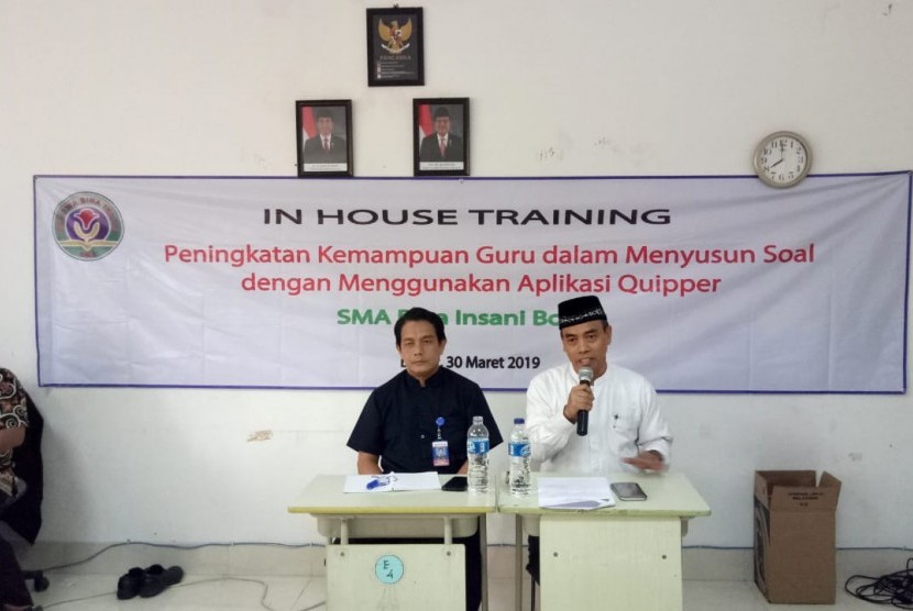 Kepala Sekolah SMA Bina Insani,  Dedi Supriyadi (kiri) dan Wakil Direktur Pendidikan Menengah Sekolah Bosowa Bina Insani Bogor, Sudirman.