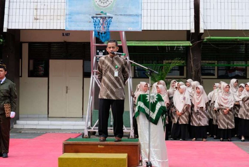 Kepala Sekolah SMA Muhammadiyah 1 Yogyakarta, Tri Ismu Husnan Purwono, menjadi pembina upacara pada pembukaan Milad ke-69. 