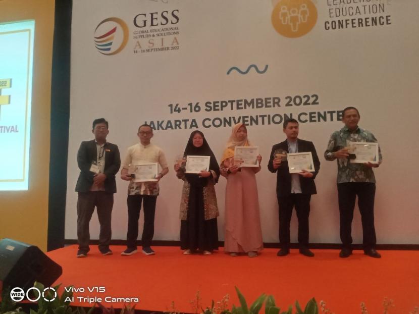 Kepala Sekolah SMAIT Nurul Fikri Boarding School Bogor, Lukman Fajar Purwoko, mendapatkan penghargaan STEM LEADERS AWARD 2022 pada ajang GESS ASIA.