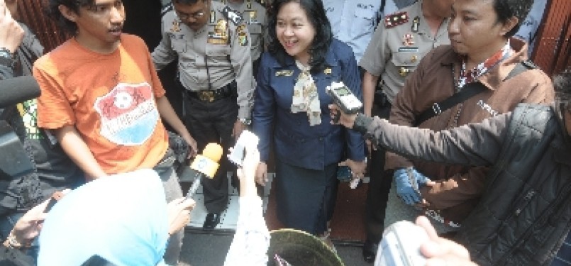 Kepala Sekolah SMAN 6 Jakarta, Kadarwati Mardiutama, memberikan konfirmasi saat kalangan wartawan berunjuk rasa di depan sekolah yang dia pimpin, Senin (19/9).