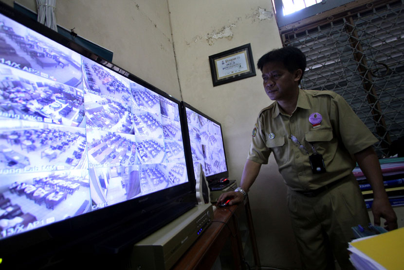  Kepala Sekolah SMKN 1 Yogyakarta, Rustamaji memantau Ujian Nasional (UN) dengan menggunakan CCTV di ruangannya di SMKN 1 Yogyakarta, Senin (14/4).(Antara//Noveradika)