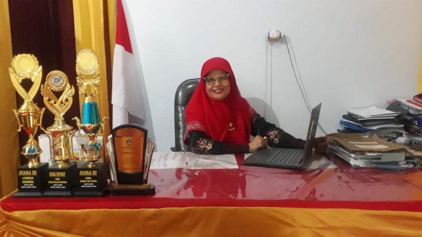 Kepala Sekolah SMP Negeri 5 Kota Bima Hj Nurmah, SPd,.MPd raih kepala sekolah berprestasi tingkat nasional di bidang literasi.