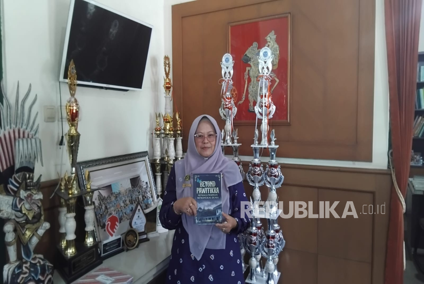 Kepala Sekolah SMP Negeri 5 Yogyakarta, Siti Arina Budiastuti, menunjukkan salah satu buku yang diluncurkan bertepatan dengan perayaan Hari Ulang Tahun ke-74 SMP Negeri 5 Yogyakarta.