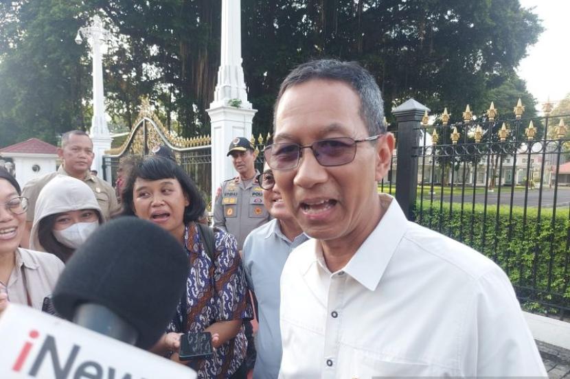 Head of Presidential Secretariat (Kasetpres) Heru Budi Hartono when met in the courtyard of Merdeka Palace, Central Jakarta, Monday (8/4/2024).