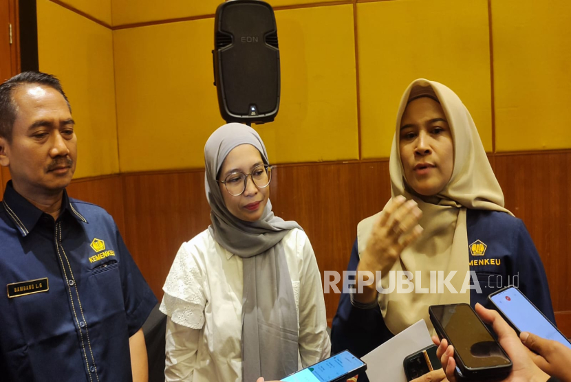 Kepala Seksi Hubungan Masyarakat Direktorat Jenderal Bea dan Cukai Jabar, Meirna Nurdini (Kanan,red)