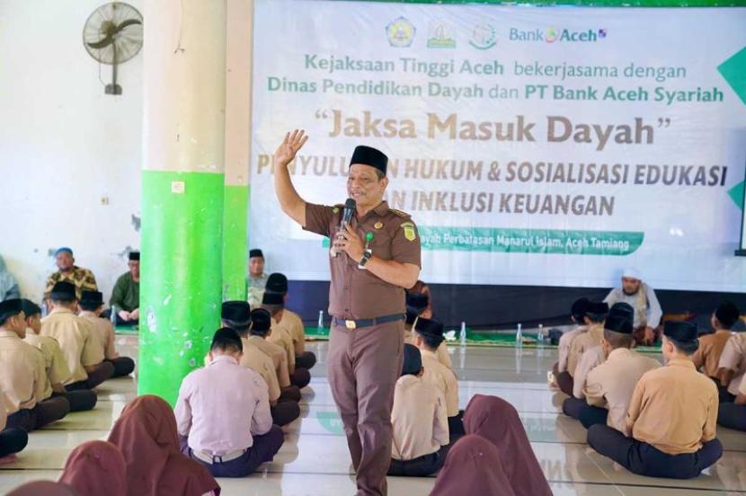 Kepala Seksi Penerangan Hukum dan Humas Kejati Aceh menyosialisasikan program jaksa masuk dayah di Kabupaten Aceh Tamiang.