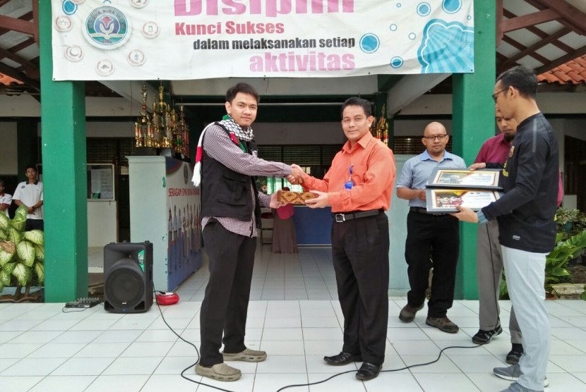 Kepala SMA Bosowa Bina Insani, Dedi Supriyadi (tengah), menerima Piagam Kemanusiaan yang diserahkan oleh ACT.