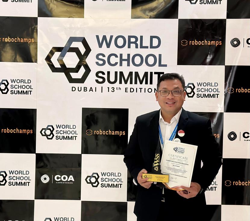 Kepala SMA Labschool Jakarta, Suparno Sastro, memperoleh apresiasi Leader in Multicultural Education Award pada ajang World School Summit WSS di Dubai, Uni Emirat Arab, 10-11 Februari 2024.