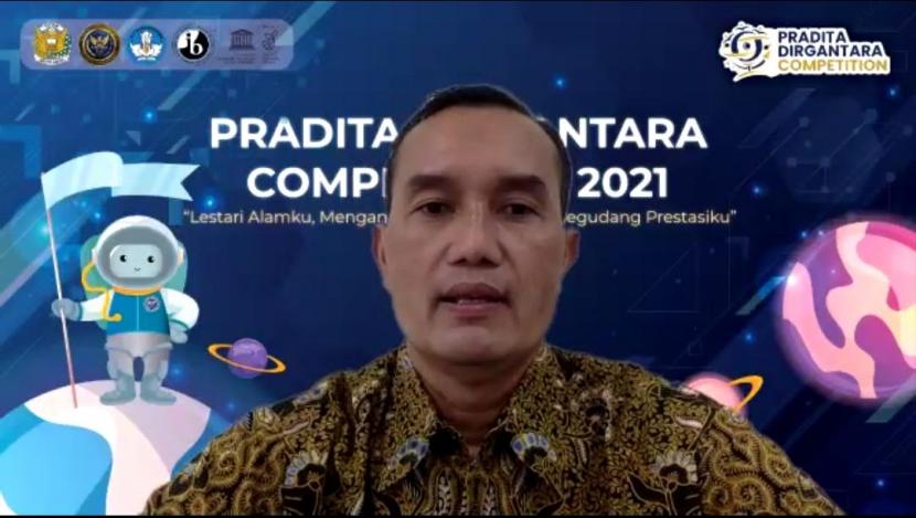Kepala SMA Pradita Dirgantara, Yulianto Hadi, saat menutup kompetisi Pradita Dirgantara Competition (PDC) 2021/2022 secara daring, Sabtu (22/1). 
