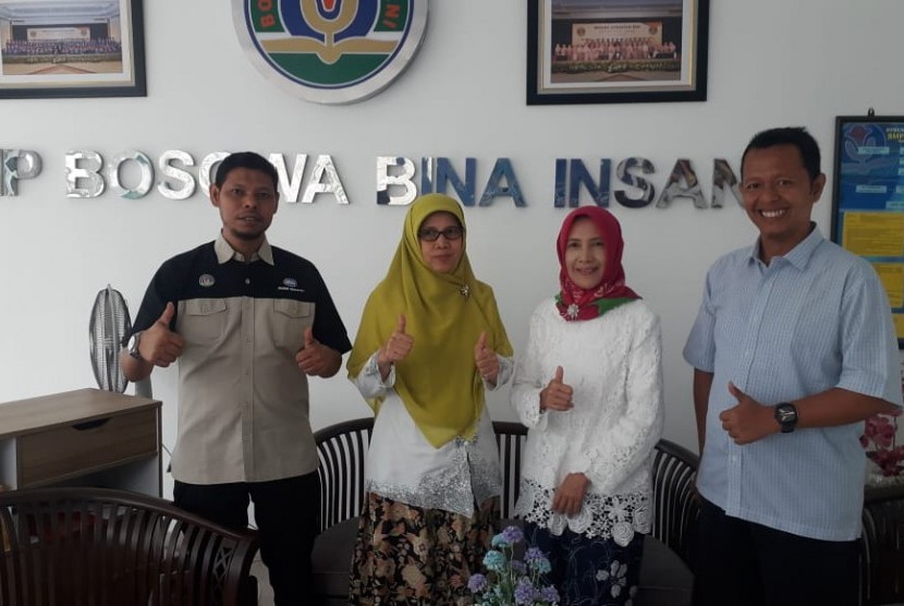 Kepala SMP Bosowa Bina Insani, Haposan Andy (kiri), tim pengawas senior dari Dinas Pendidikan Kota Bogor, dan Wakil Direktur Bosowa School, Eko Ariyanto (dari kiri ke kanan).