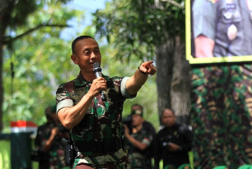 Kepala Staf Angkatan Darat Jenderal Mulyono.