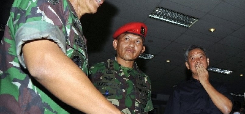 Kepala Staf Angkatan Darat Jenderal TNI Pramono Edhie Wibowo (kiri)