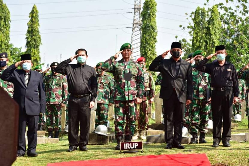 Kepala Staf Angkatan Darat (KSAD) Jenderal Andika perkasa didampingi empat eks KSAD saat pemakaman Jenderal (Purn) Pramono Edhie Wibowo di TMP Kalibata.