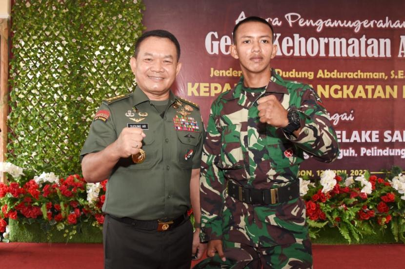 Kepala Staf Angkatan Darat (KSAD) Jenderal Dudung Abdurachman bersama Henz Songjanan, anak seorang warga Myanmar. 