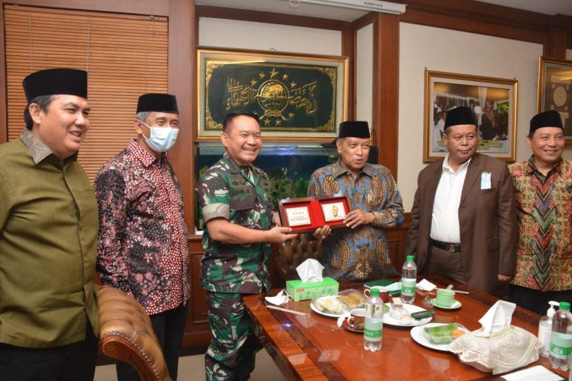 Kepala Staf Angkatan Darat (KSAD) Jenderal Dudung Abdurachman bertemu Ketua Umum PBNU KH Said Aqil Siradj dan pengurus di kantor PBNU, Jalan Kramat Raya, Jakarta Pusat, Senin (6/12).   