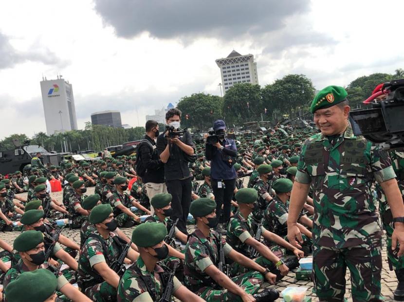 Kepala Staf Angkatan Darat (KSAD) Jenderal Dudung Abdurachman memimpin Apel Gelar Pasukan jajaran TNI AD wilayah Jabodetabek di Lapangan Monas, Jakarta, Selasa (25/1).