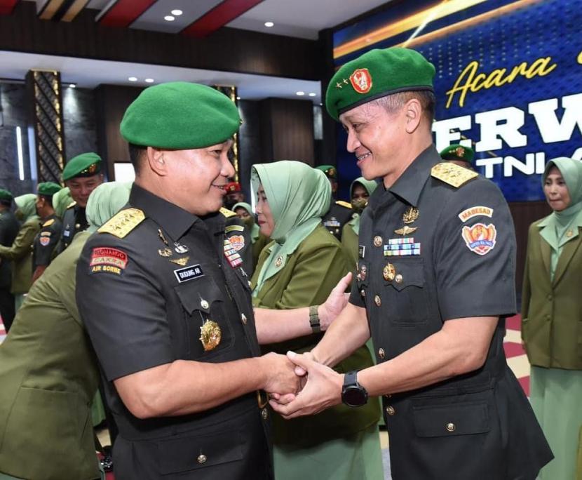 Kepala Staf Angkatan Darat (KSAD) Jenderal Dudung Abdurachman menyalami Mayjen Candra Wijaya di Aula AH Nasution Markas Besar Angkatan Darat (Mabesad), Jakarta Pusat, Jumat (8/4/2022).